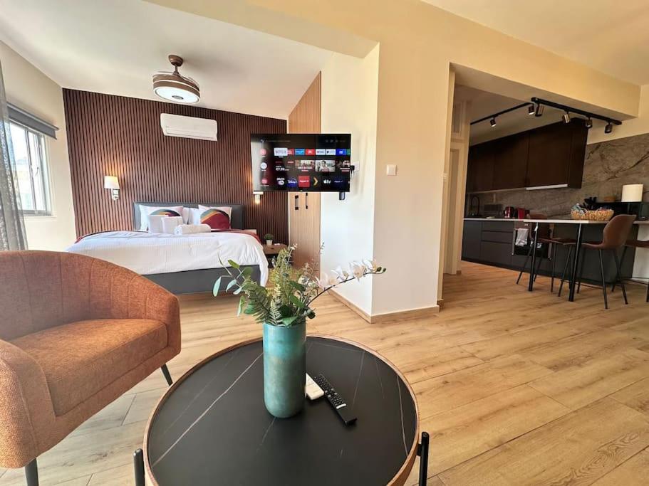 Beautiful One Bedroom Apartment 100 Meters from the Beach, Recently Renovated - B&B