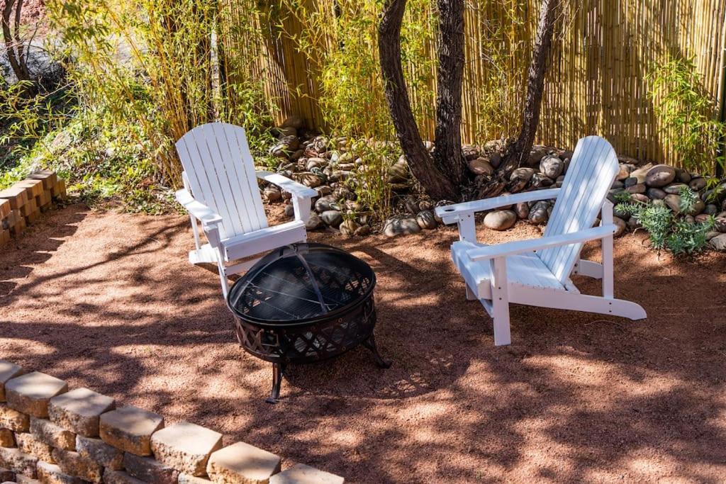 Artsy Half-House, Walk to Hiking Trails &Wine Bars! Yard, Firepit - B&B
