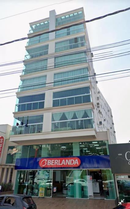 Ap novo e climatizado no centro com ótima localização na avenida principal - Ferienwohnung