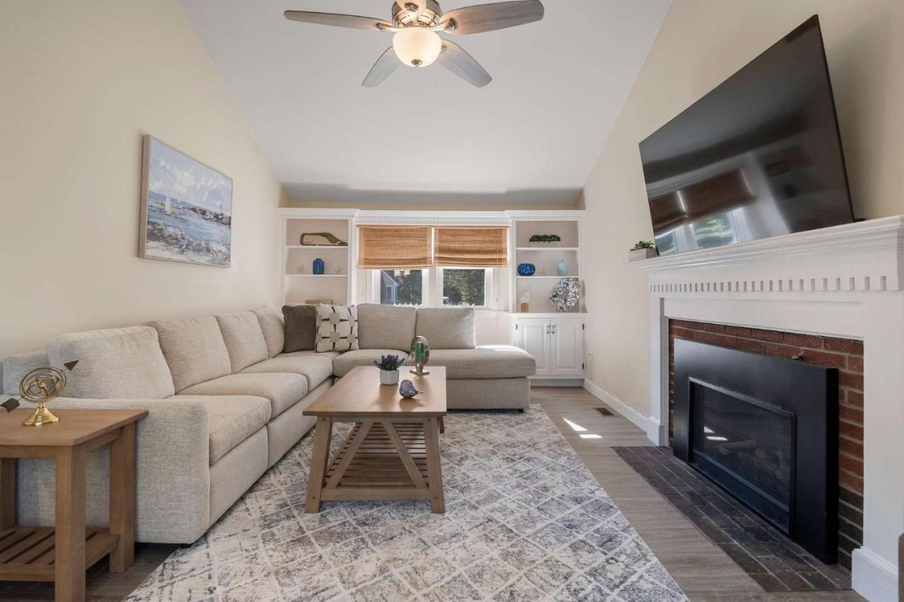 Minutes to Craigville Beach Private Patio and Backyard - B&B Barnstable