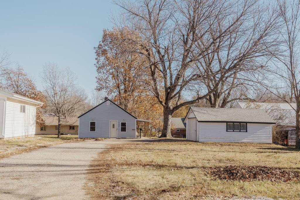Walk to Cafe & Mall, One Mile to Dordt, Dog Theme - B&B Sioux Center