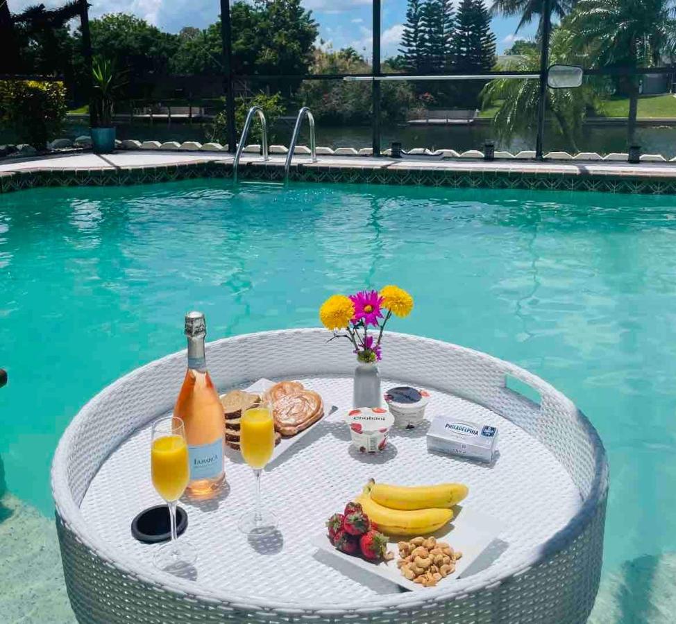 Hidden Secret Waterfront Retreat - B&B Cape Coral