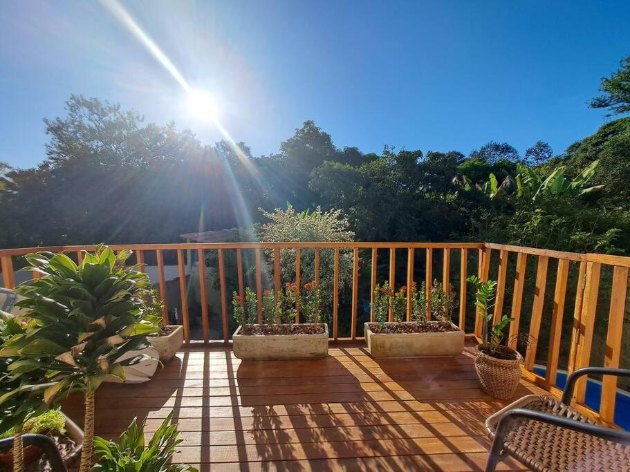 Casa Verde, Paz e Aconchego, a 1 km da rua do lazer, espaçosa, calma para descansar e jacuzzi quentinha para relaxar! - B&B Pirenópolis
