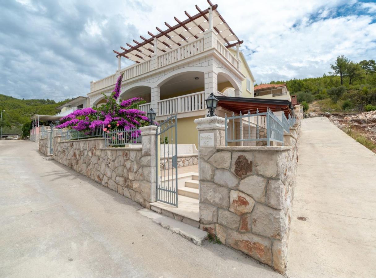Modern Villa Near the Sea - B&B Blato