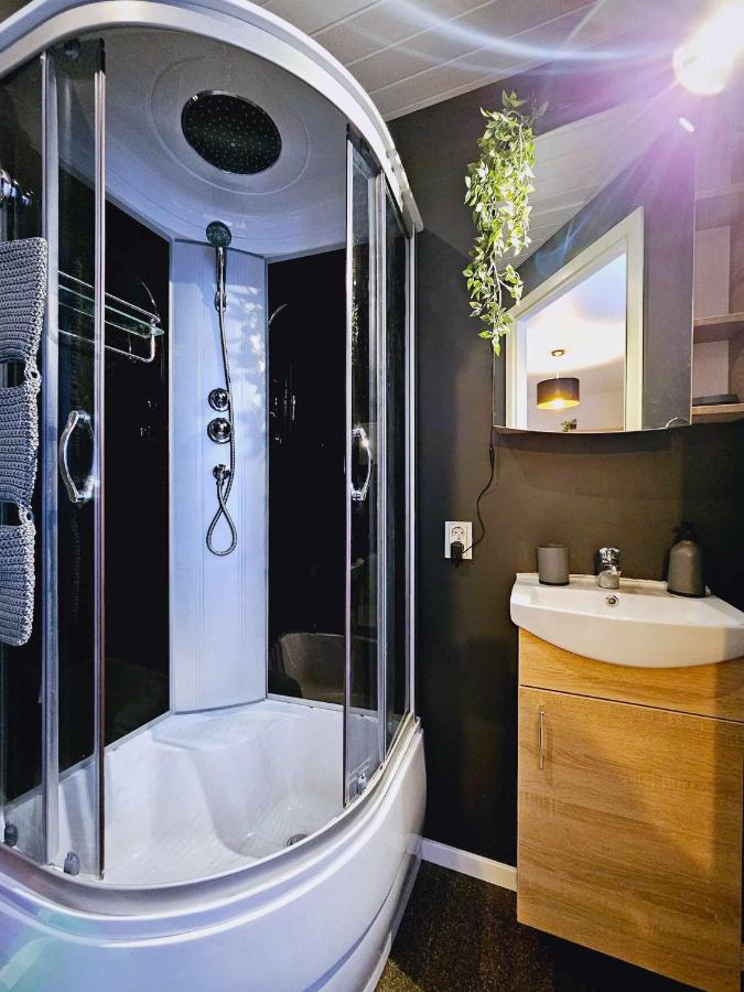 Cofy Rentals - near-centrally located, quiet district, air-conditioning, free parking, 24-7 express check-in-out, close to nature, everything you need for living! - B&B