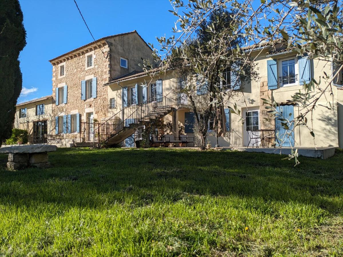 Mas de la Roule, 4 studios, piscine chauffée, studio SPA, parc 2 ha, Pont d'Avignon à pied - B&B
