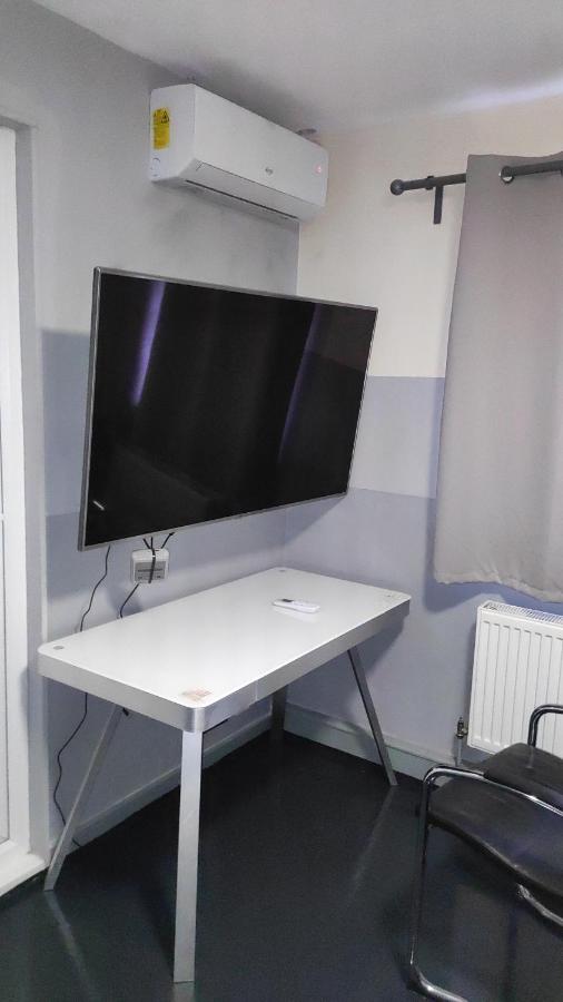 Ensuite Air conditioning Soft water TV TETHER - B&B London