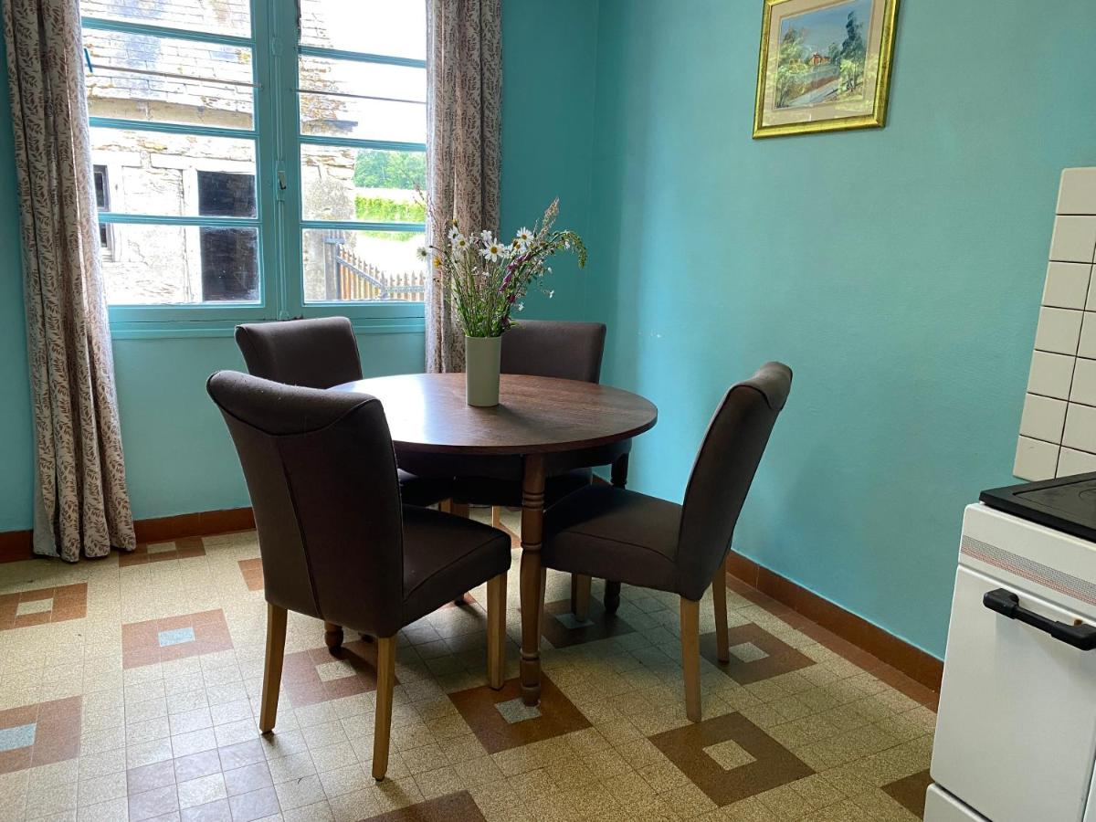 Gite la Pomme de Pin bij boerderij - B&B Sazeray