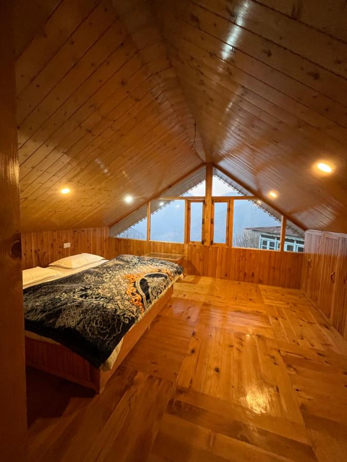 Habitación con cama extragrande y vistas a la montaña