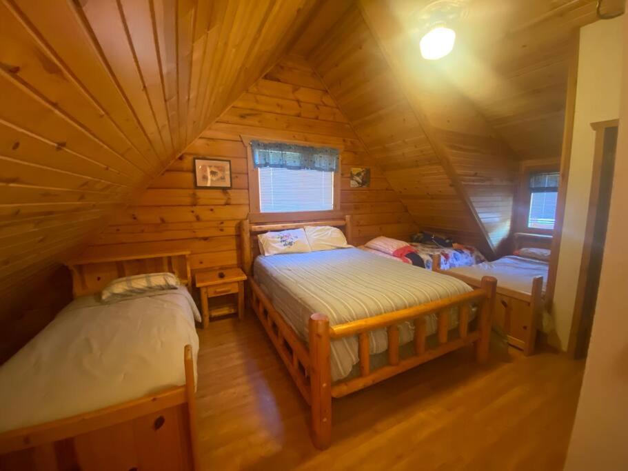 Cabin Retreat near 3 Bears Resort - Bed and Breakfast Warrens