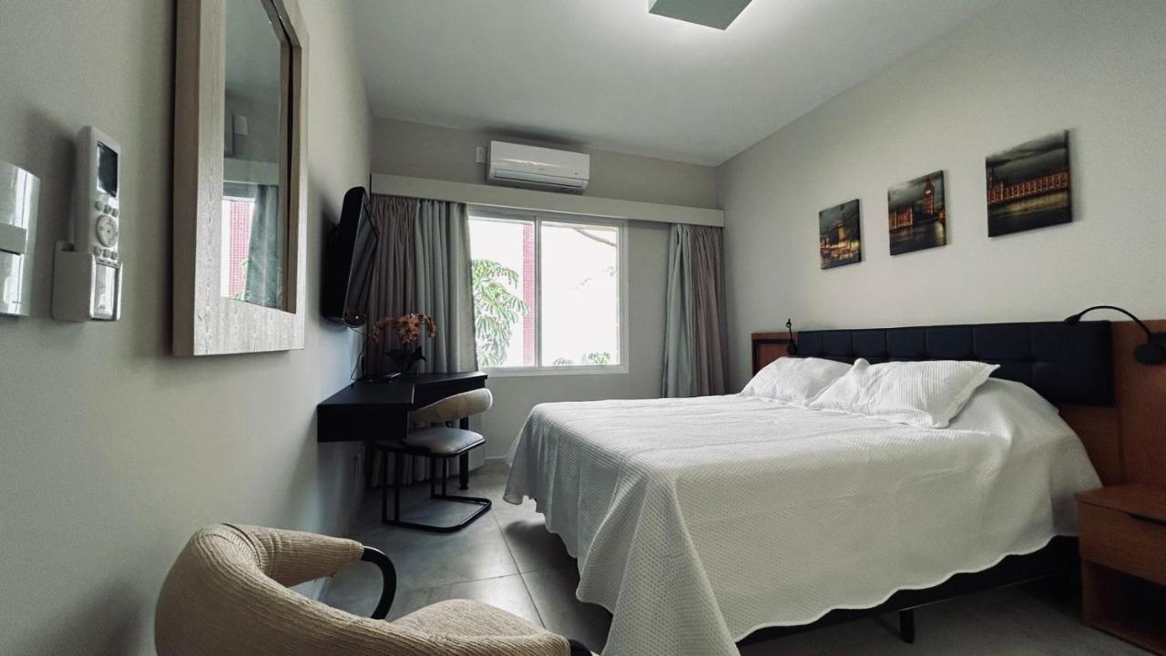 Flat em Hotel com piscina, garagem, Wi-fi e Limpeza diária - B&B