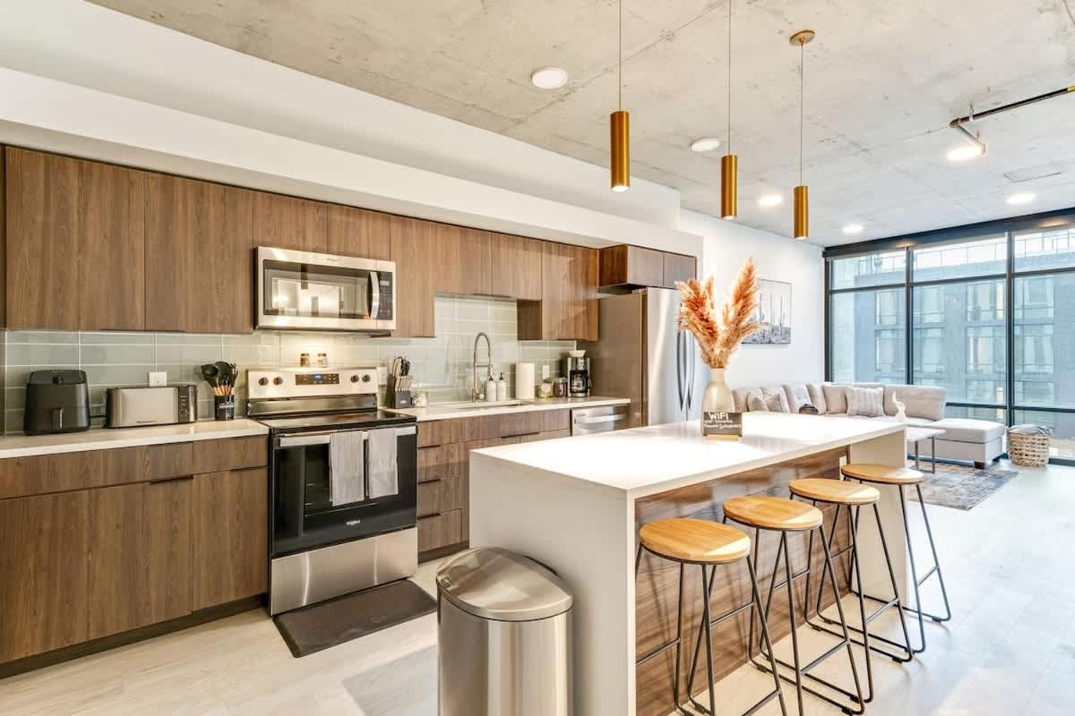 Rooftop Pool & Hot tub Gym King Bed Parking - Bed and Breakfast Salt Lake City