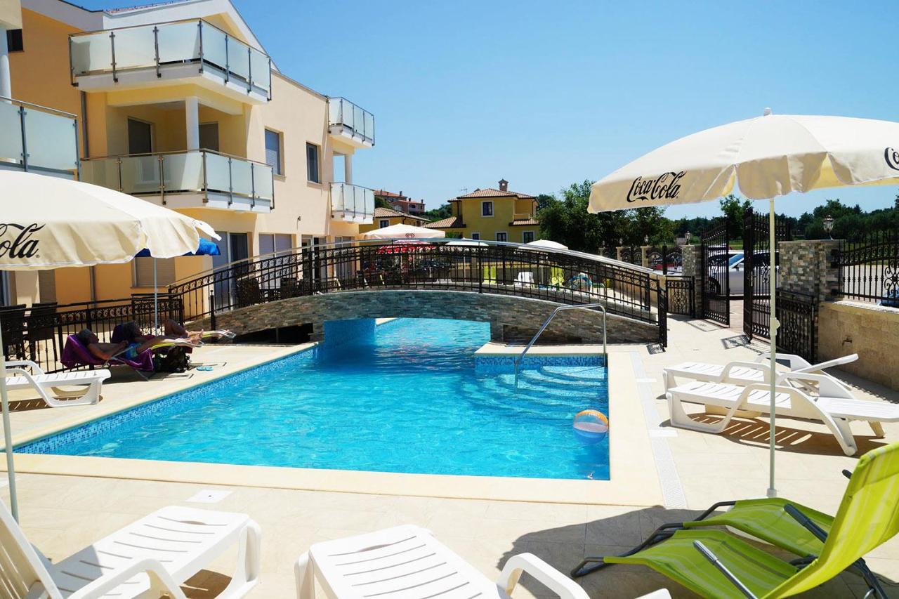 Apartments Funtana with pool - Chambres d’hôtes
