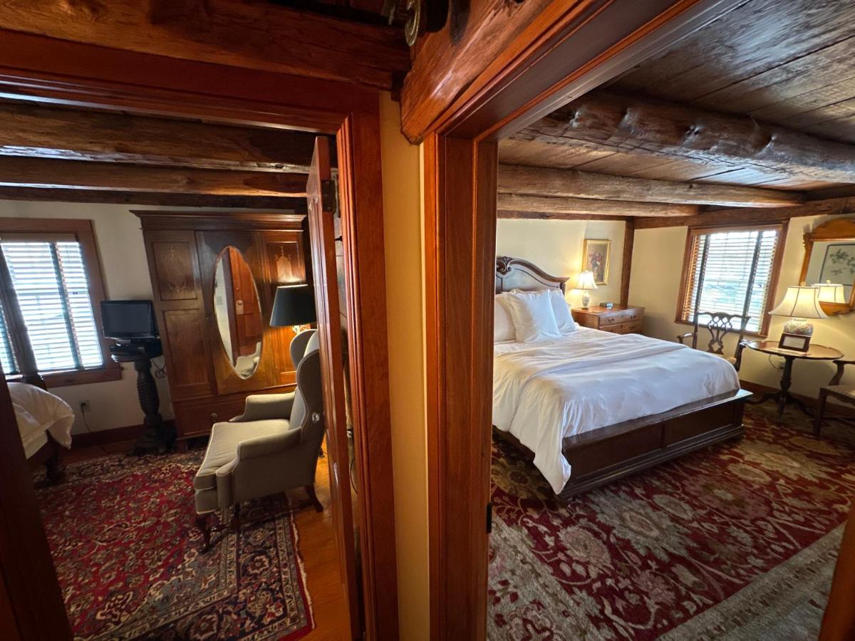Deluxe King Suite