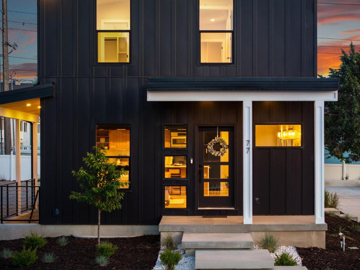 Modern Style Home Near Canyon RSL and expo - B&B