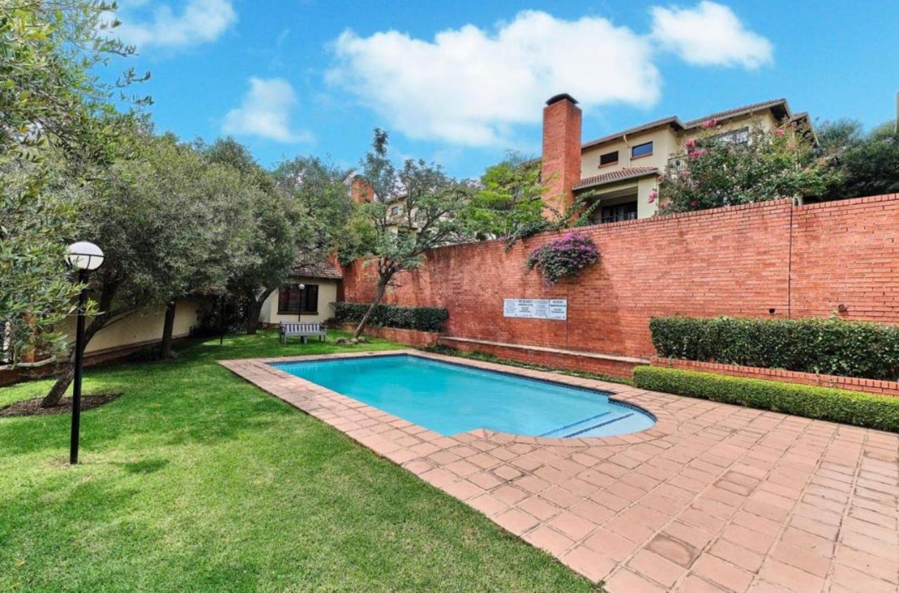 Gorgeous 2 Bedroom Near Monte Casino - Bed and Breakfast Johannesburg
