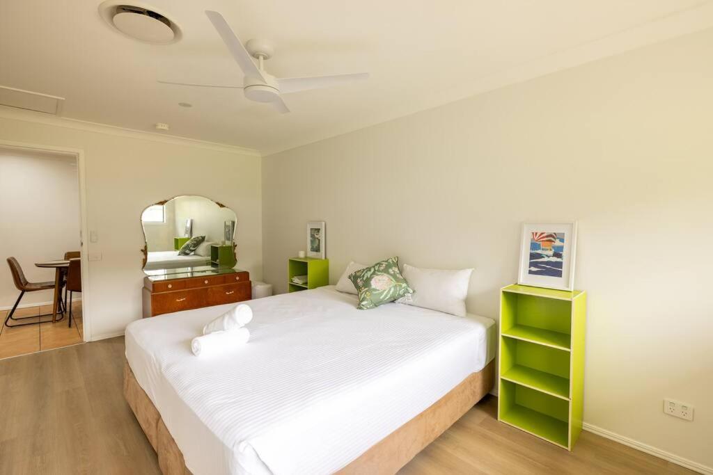 Spacious 3-BR Home in the Heart of the Gold Coast - Chambres d’hôtes