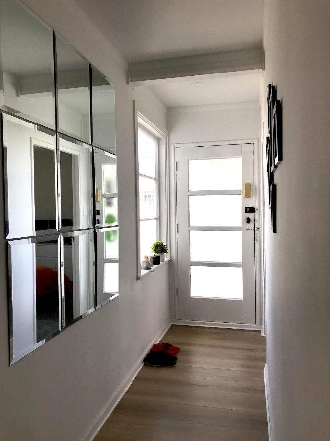 Modern, recently renovated, private house with parking - B&B Auckland