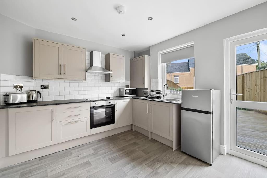 Brand new 3 Bedroom House - Ferienwohnung