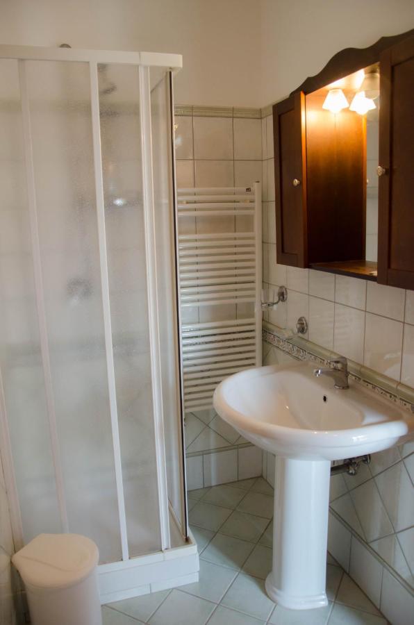 Tweepersoonskamer met 2 Aparte Bedden en Badkamer