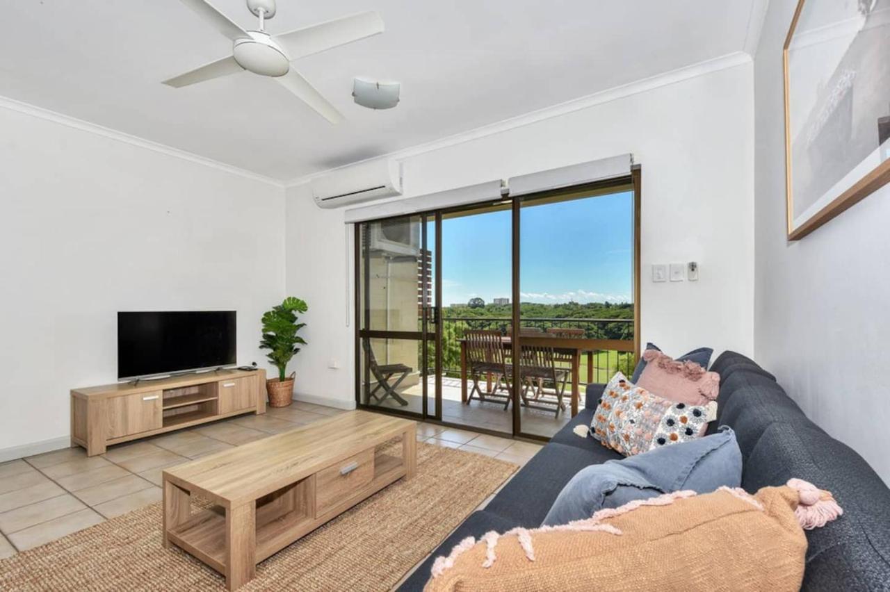Gorgeous Golf Course Views From Top Floor - Ferienwohnung Larrakeyah