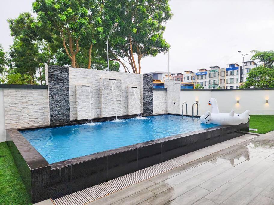 Desa Tebrau -- Poolside Paradise - 4BR4B - 12pax by Cowidea - Bed and Breakfast