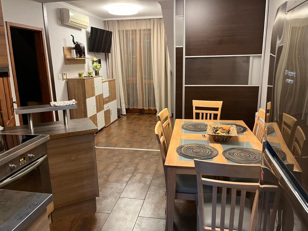 Brookforest Family Apartman - Chambres d’hôtes