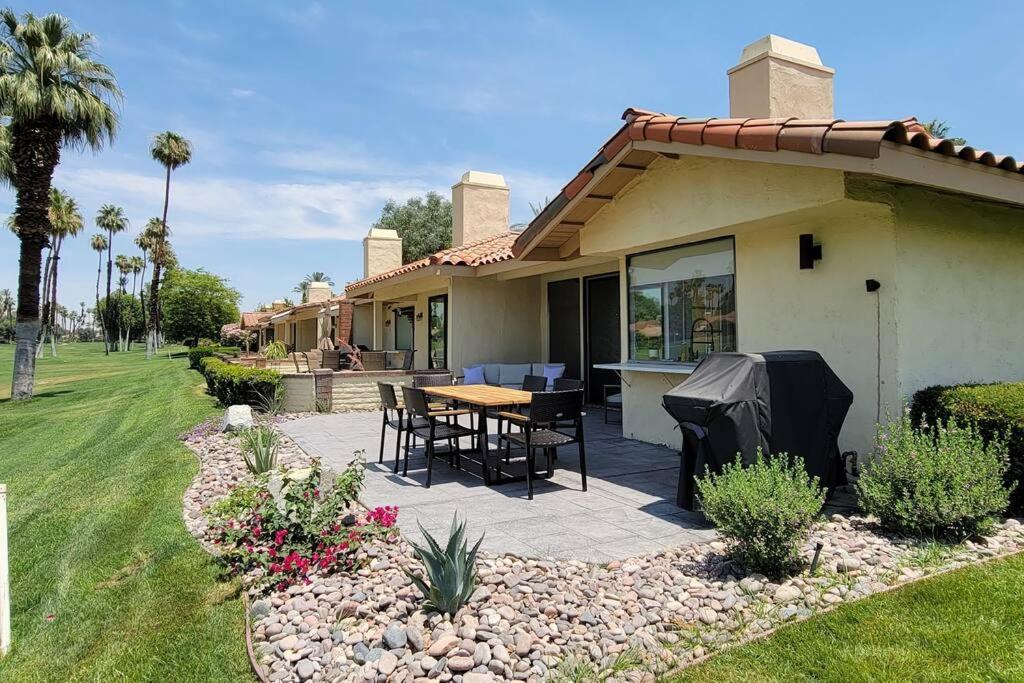 Stunning 3BD 3BA 36 pools and hot tubs patio with BBQ - Chambres d'hôtes Palm Desert