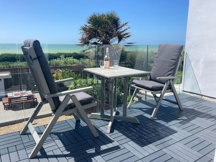 On the Beach! Stunning, newly refurbished, beach-house - Ferienwohnung