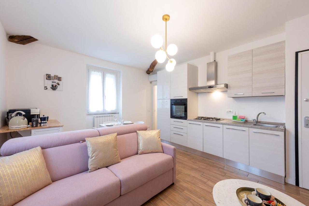 Lora Como residence, luxury Suite 5, free private parking, self check in - Bed and Breakfast Como