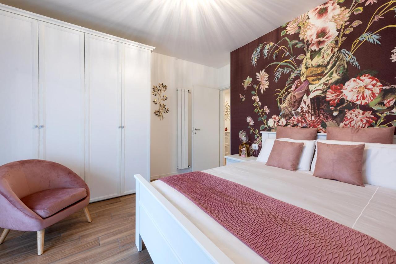 residence Como, flowers Suite 5,free private parking - Bed and Breakfast Como