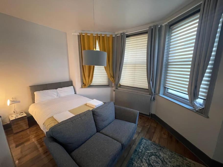 1 Large Comfy Garden Studio - Prime Location