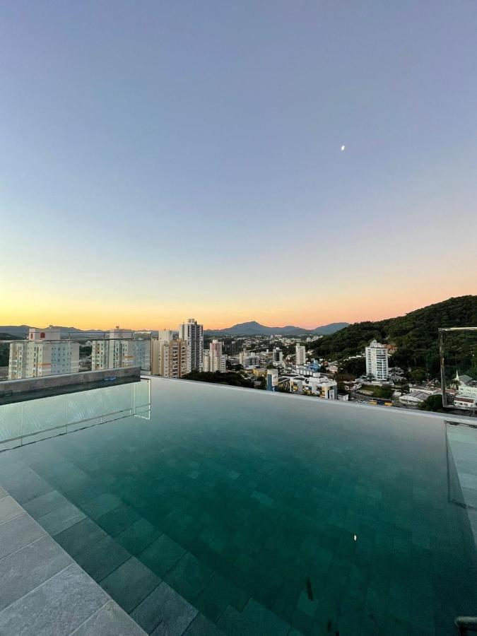 LOFT UP 510 | Mobiliado | WIFI | Piscina | Vaga - B&B Blumenau