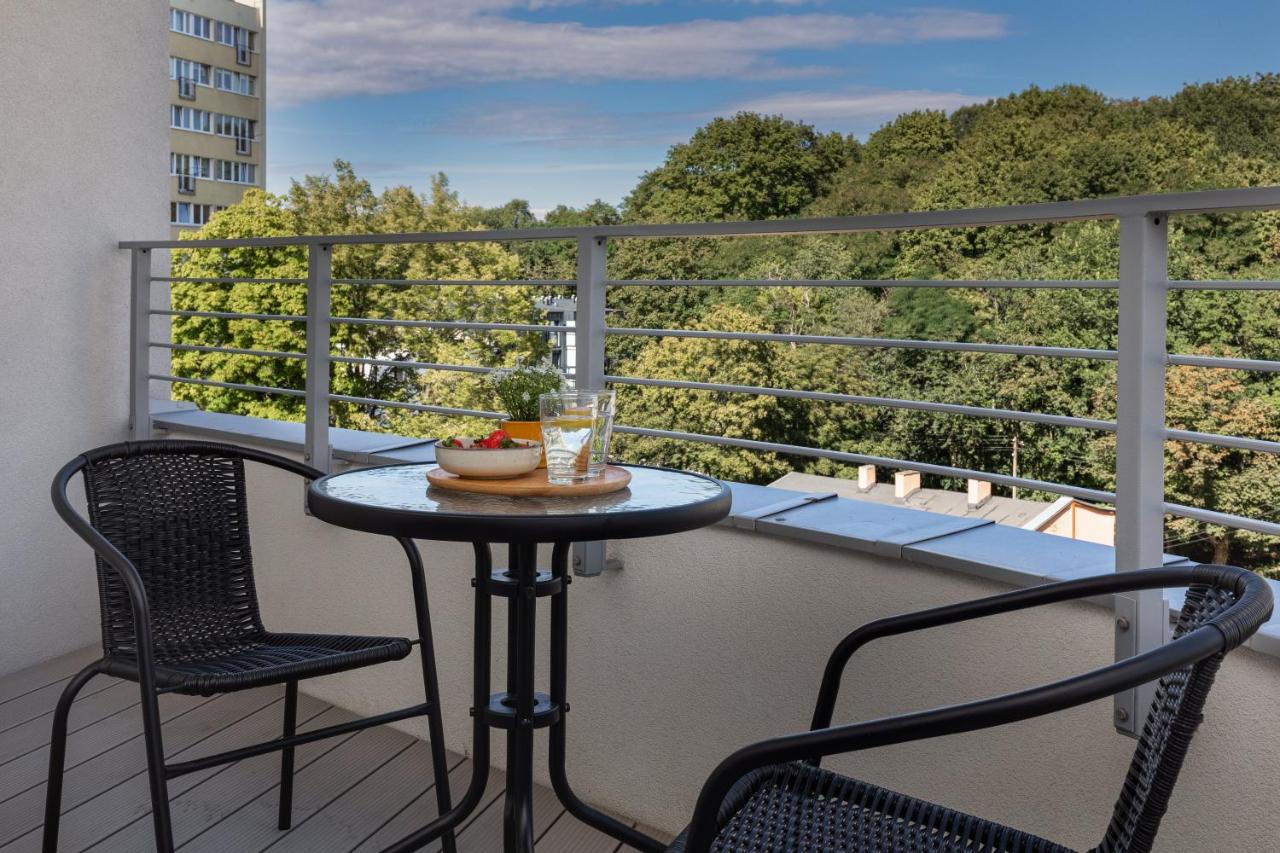 Sun Towers Apartment with Balcony & Parking by Noclegi Renters - Chambres d’hôtes