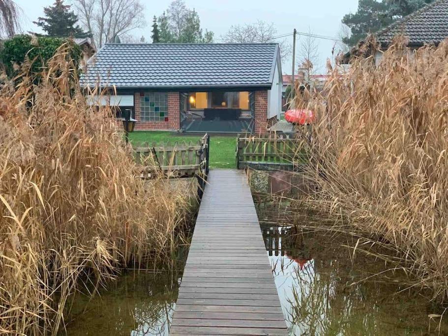 Bungalow direkt am Zernsee mit eigenem Bade- und Bootssteg - B&B Potsdam