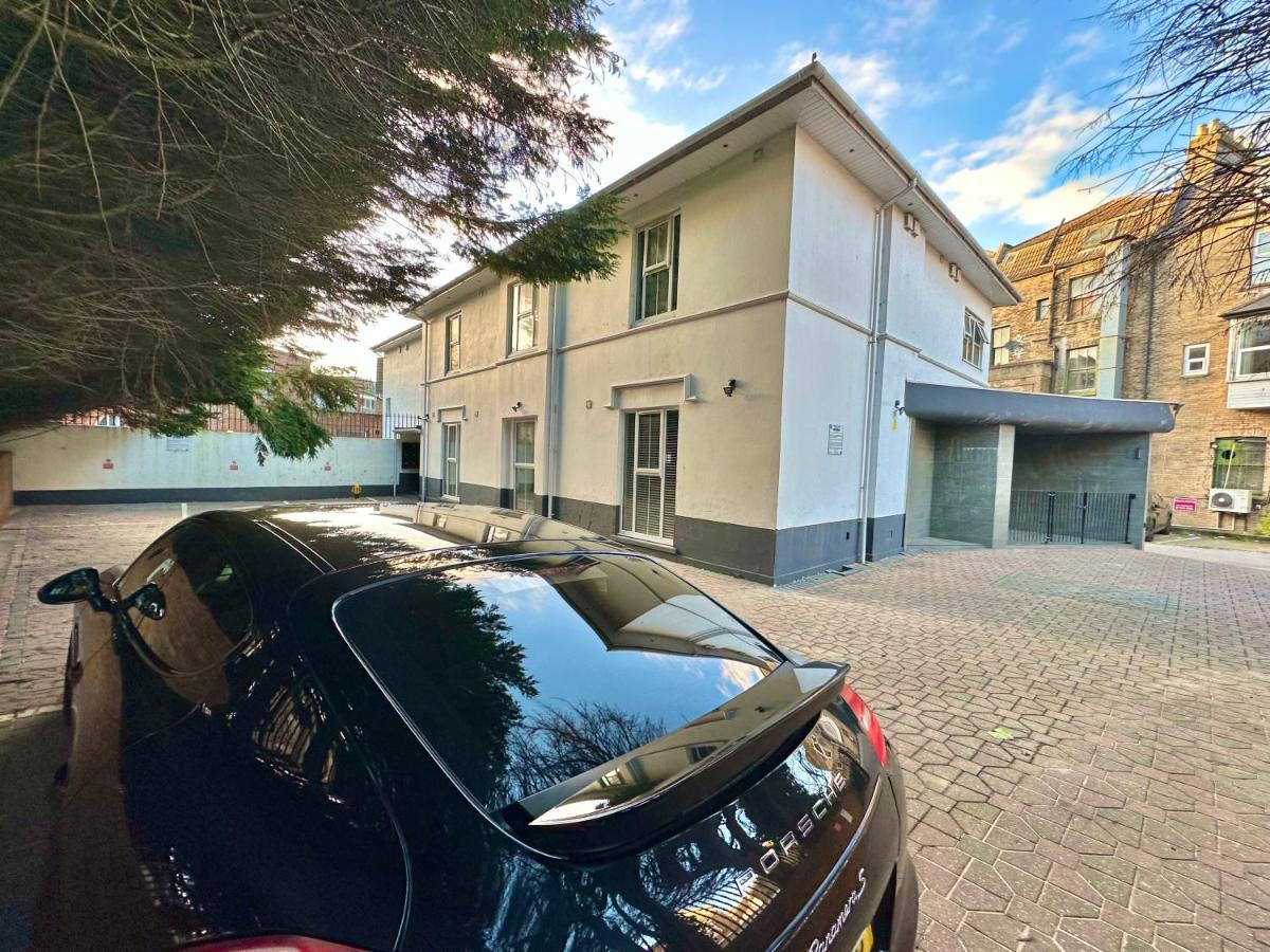 Two Bedroom Apartment - Heart of Bournemouth - Free Parking - Sleeps 6 - Close to Town and Beach - Chambres d’hôtes Bournemouth