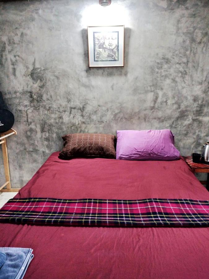 Habitación con cama extragrande y vistas a la montaña