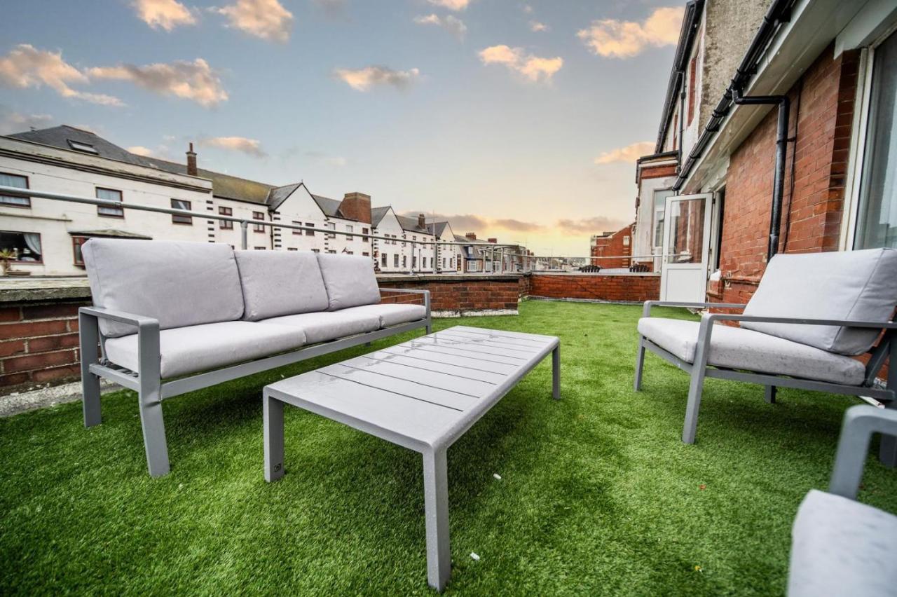 Spacious Apartment With A Terrace Style Rooftop - Ferienwohnung