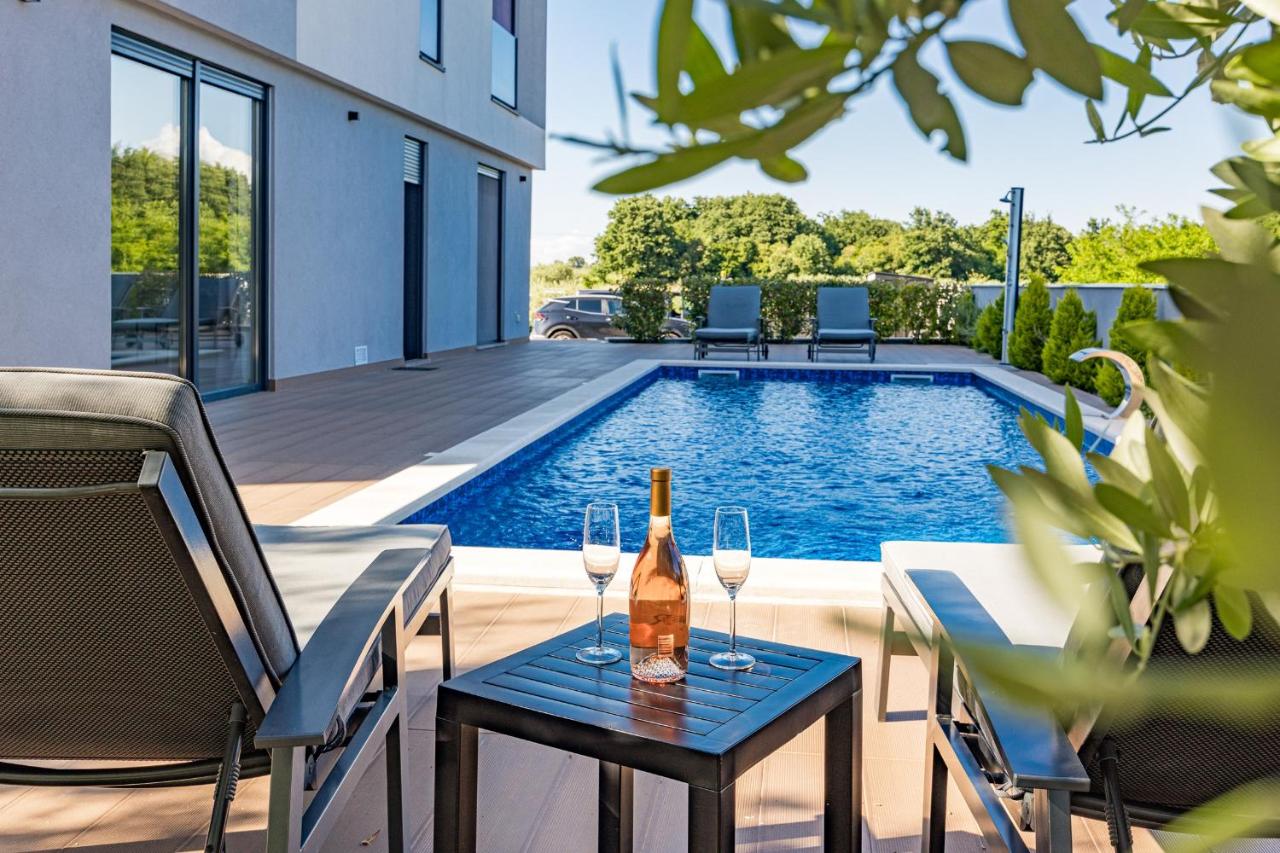 Villa Pinus - Private Pool, Jacuzzi, Game Room - Chambres d'hôtes Poreč