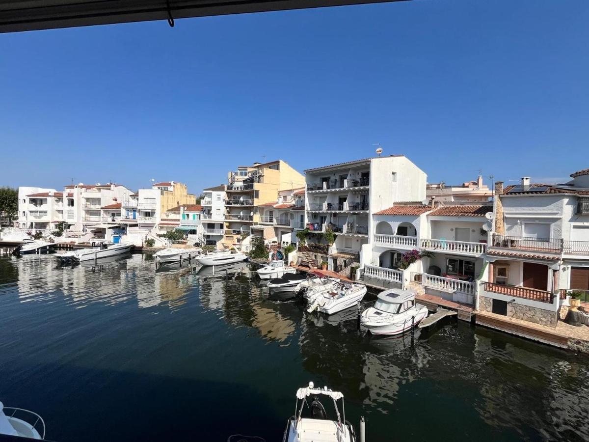 WELCS APARTAMENTO 191 EMP en el canal - Bed and Breakfast Empuriabrava