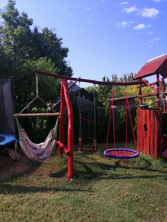 Ezo Apartmanház Balatonberény - B&B