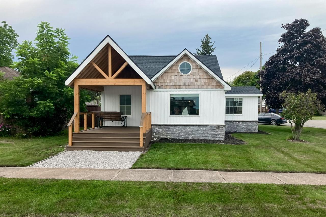 Walk to Downtown and Beach! Water-View Home - B&B East Tawas