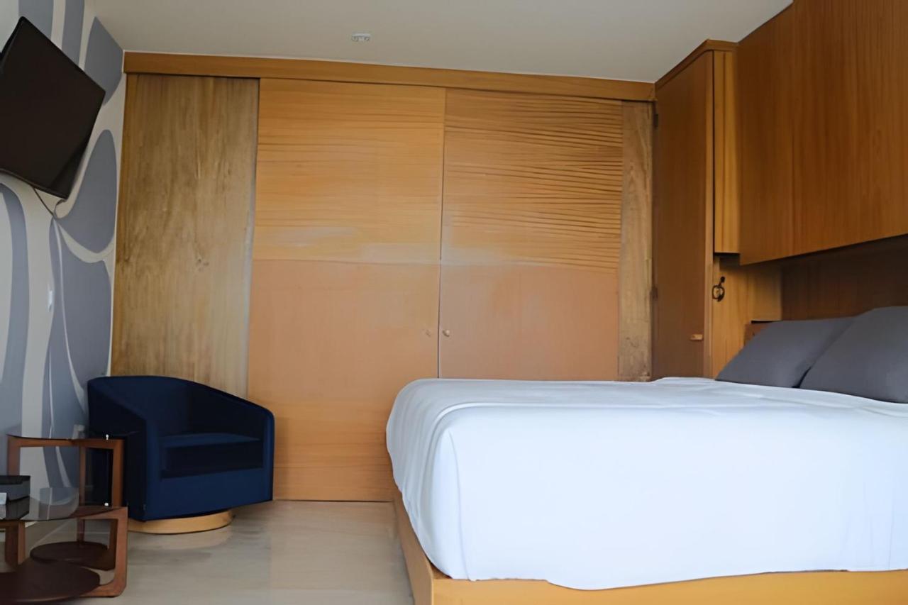 One-Bedroom Apartment with Bay View