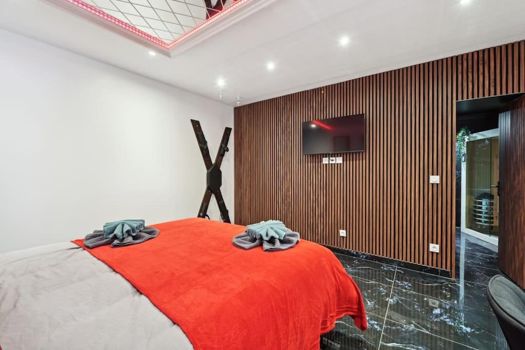 Love Room - Suite avec jacuzzi et sauna privatif - B&B Corbeil-Essonnes
