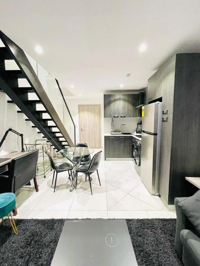 Deluxe One-Bedroom Apartment