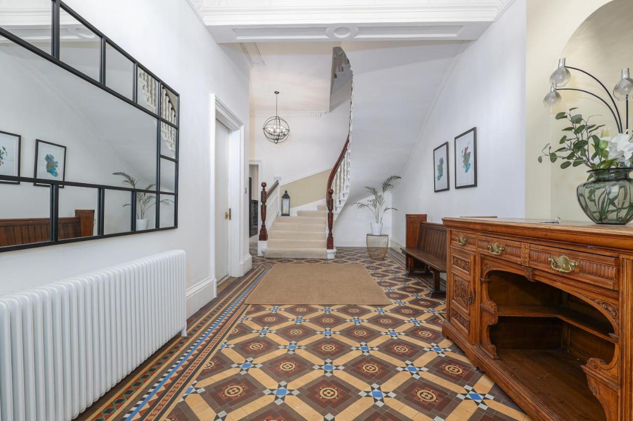 Extravagant 6 Bed Victorian Townhouse with Hot Tub - Chambres d’hôtes Glasgow