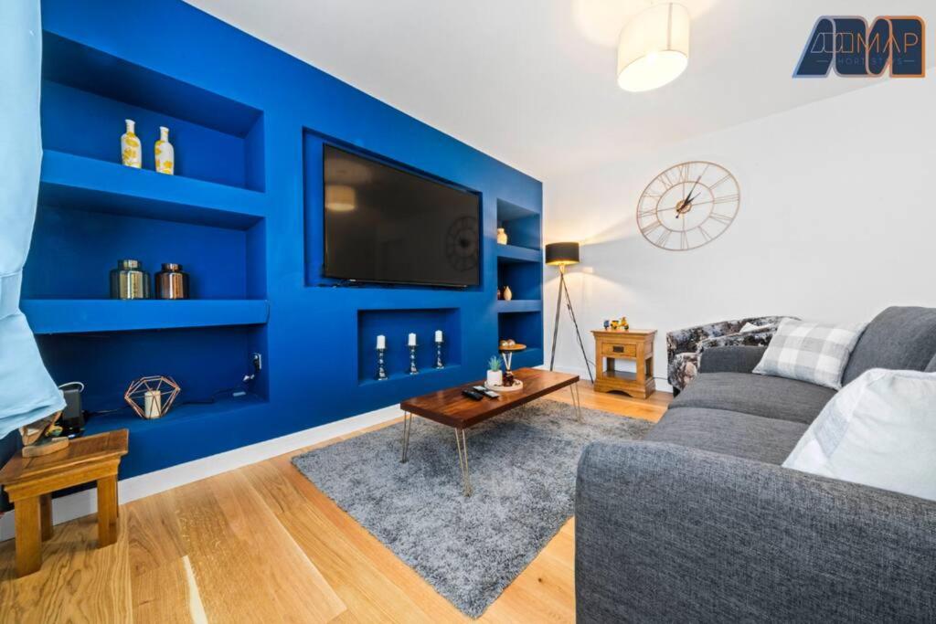 Stylish 2 Bed Home with Garden - B&B