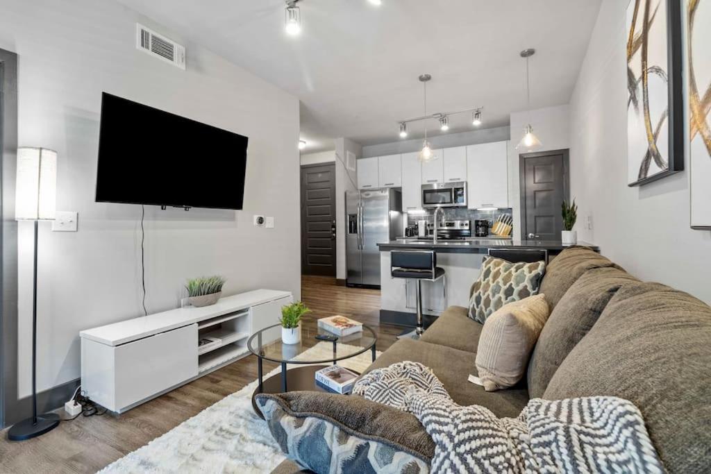 Modern 1BR Retreat Pool Free Wi-Fi Free Parking - Ferienwohnung