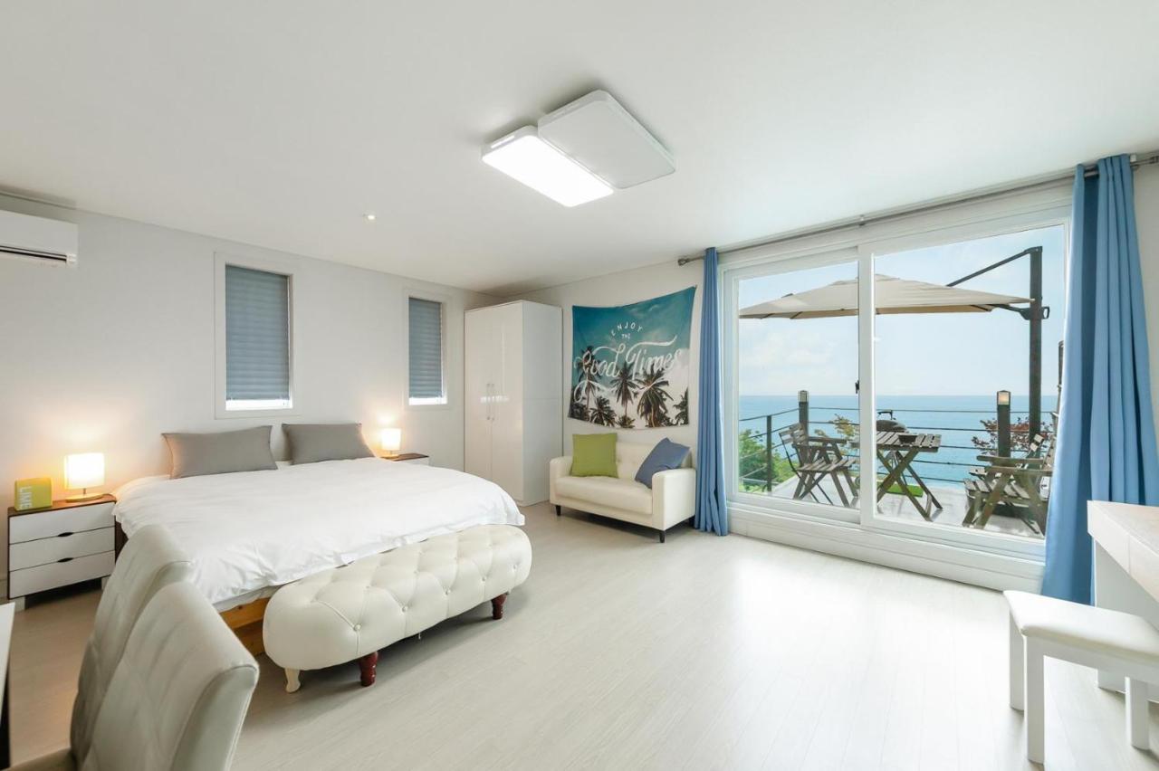 Namhae Sea and View Pool Villa Pension - B&B
