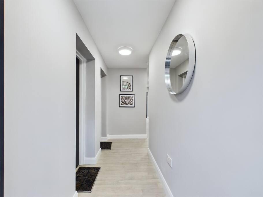 Sleek 2-Bedroom Stay in Belfast - Bed and Breakfast